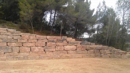 Muro rocalla hípica